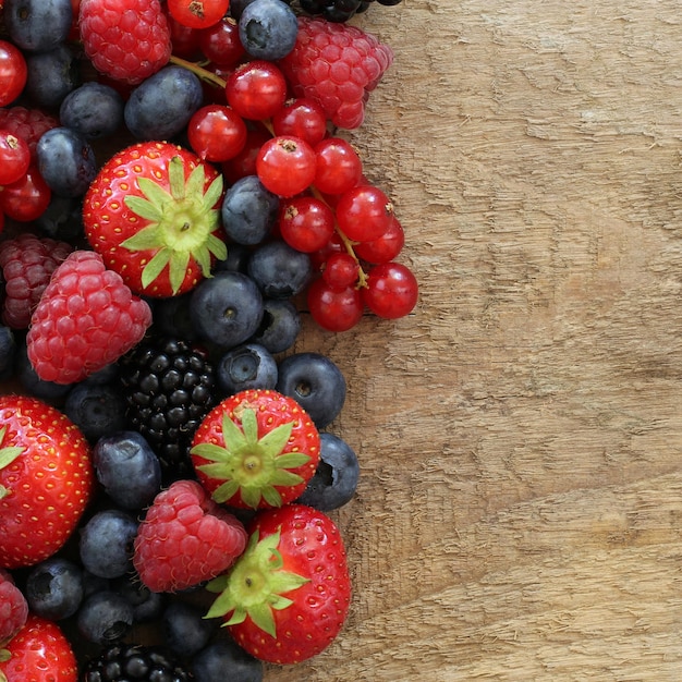 Foto vista de ángulo alto de las fresas en la mesa