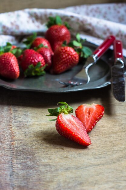 Foto vista de ángulo alto de las fresas en la mesa