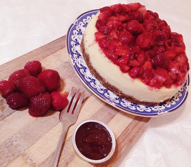 Foto vista de ángulo alto de las fresas en el pastel de queso