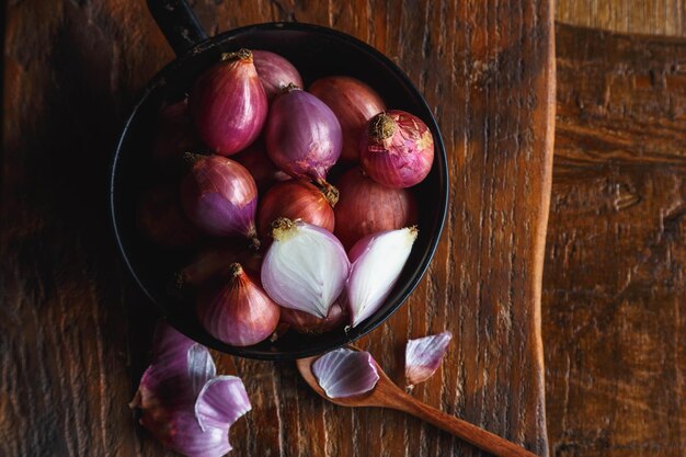 Foto vista de ángulo alto de las fresas en el recipiente en la mesa