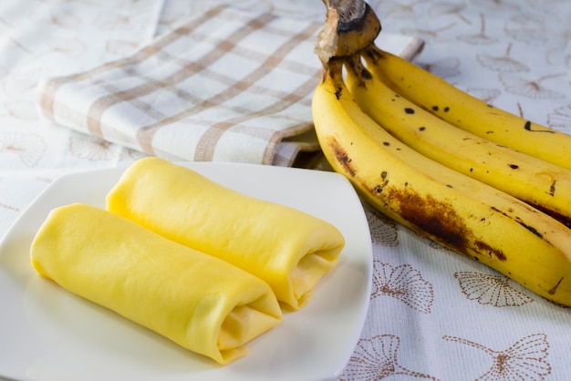 Foto vista de ángulo alto de la fruta amarilla en la mesa