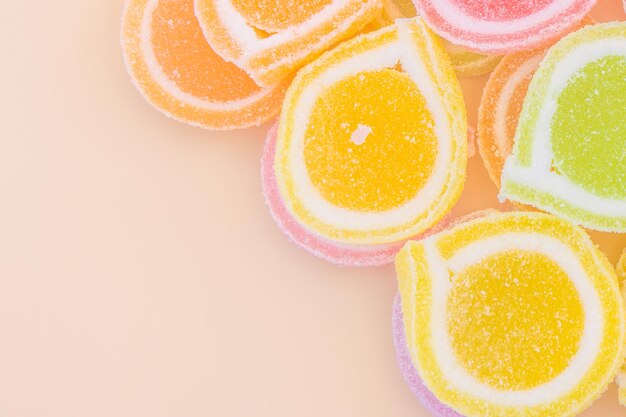 Foto vista de ángulo alto de la fruta naranja contra un fondo blanco