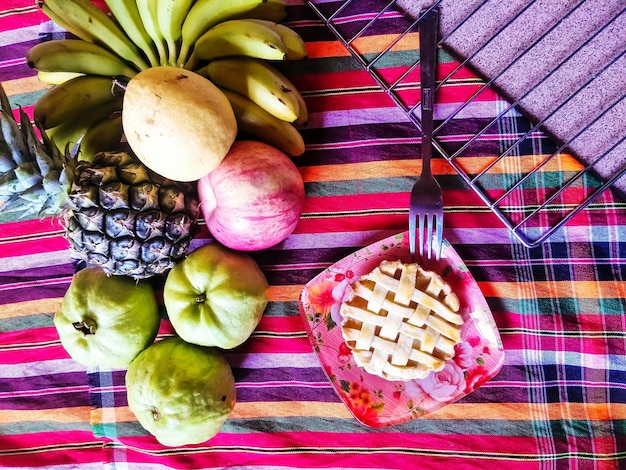 Foto vista de ángulo alto de las frutas en la canasta sobre la mesa