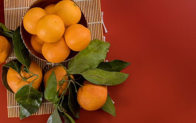 Foto vista de ángulo alto de las frutas en la canasta sobre la mesa