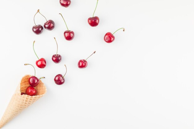 Foto vista en ángulo alto de las frutas contra un fondo blanco