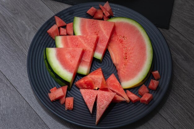 Foto vista de ángulo alto de frutas en un cuenco en la mesa