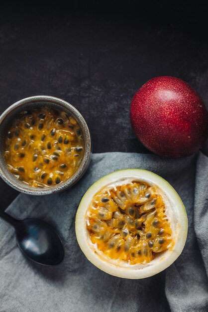 Foto vista de ángulo alto de frutas en un cuenco en la mesa