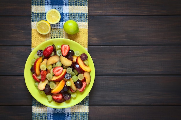 Foto vista de ángulo alto de frutas en un cuenco en la mesa