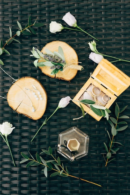 Foto vista de ángulo alto de frutas y hojas en la mesa