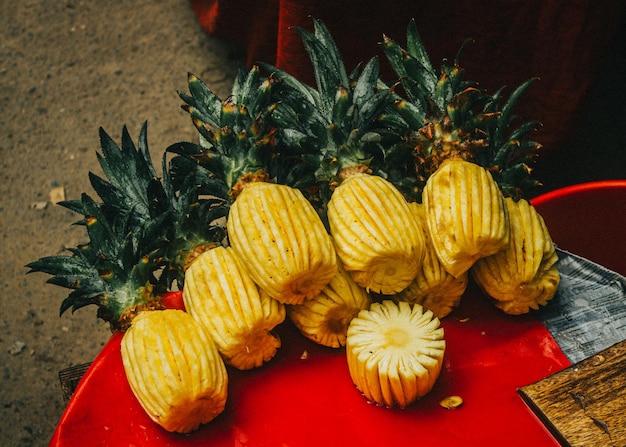 Foto vista en ángulo alto de las frutas en la mesa