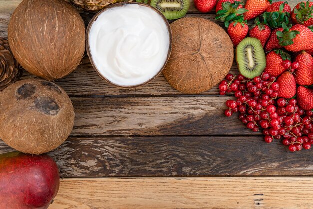 Foto vista en ángulo alto de las frutas en la mesa