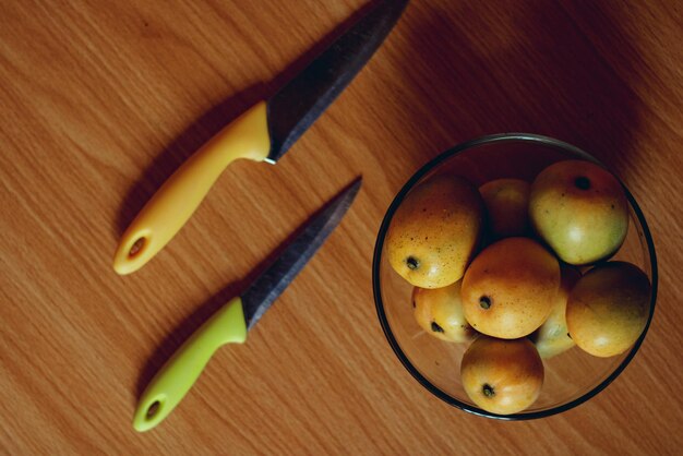 Foto vista en ángulo alto de las frutas en la mesa