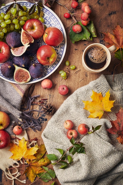 Foto vista en ángulo alto de las frutas en la mesa