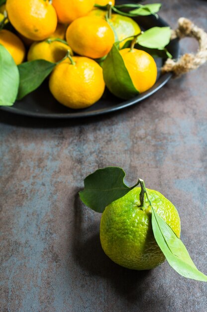 Foto vista en ángulo alto de las frutas en la mesa