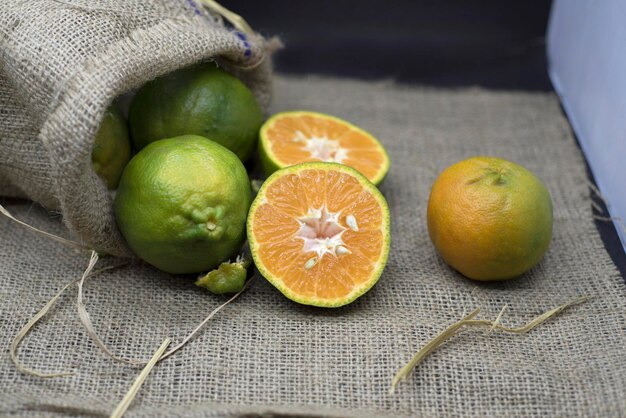 Foto vista en ángulo alto de las frutas en la mesa