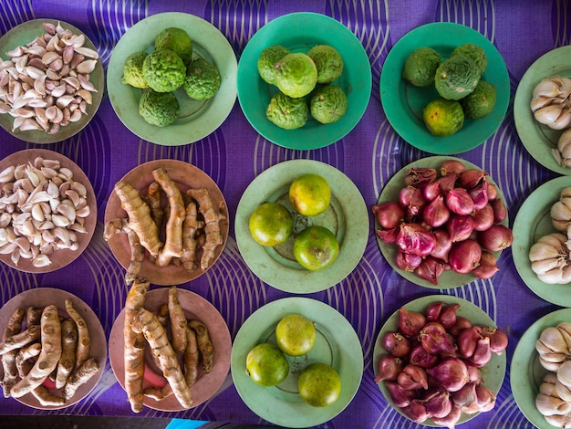 Foto vista en ángulo alto de las frutas en la mesa