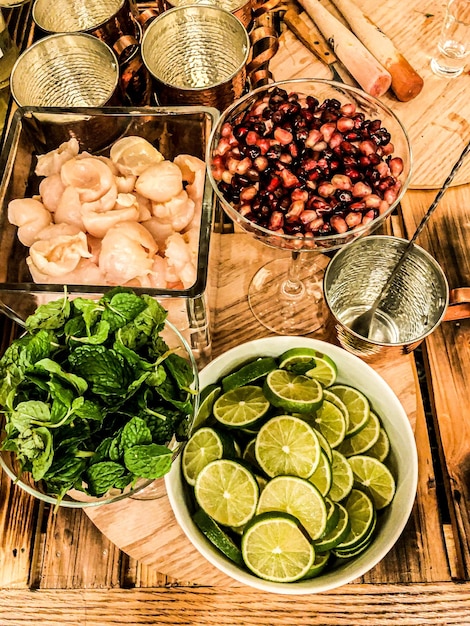 Vista en ángulo alto de las frutas en la mesa