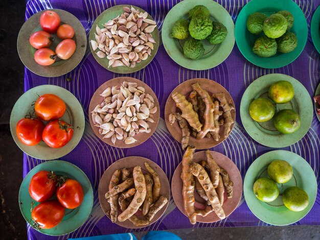 Foto vista en ángulo alto de las frutas en la mesa