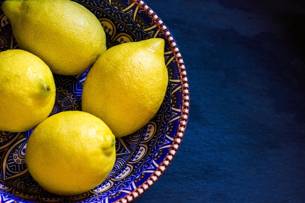 Foto vista en ángulo alto de las frutas en la mesa