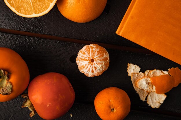 Vista de ángulo alto de frutas de naranja en la mesa