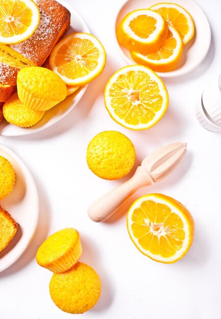 Vista de ángulo alto de frutas de naranja en la mesa