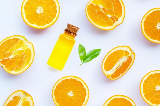 Foto vista de ángulo alto de frutas de naranja en la mesa