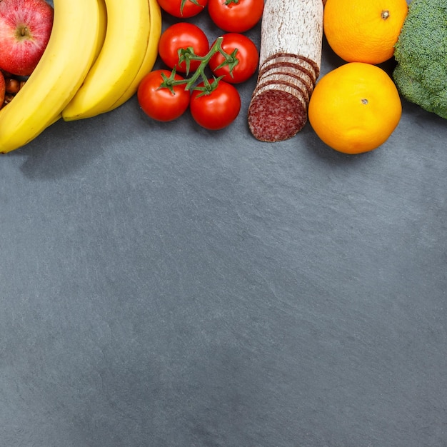 Foto vista de ángulo alto de las frutas de naranja en la mesa