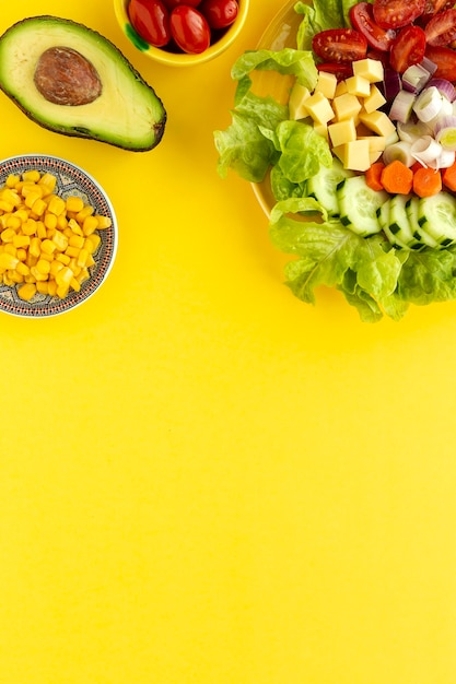 Foto vista de ángulo alto de frutas picadas en la mesa