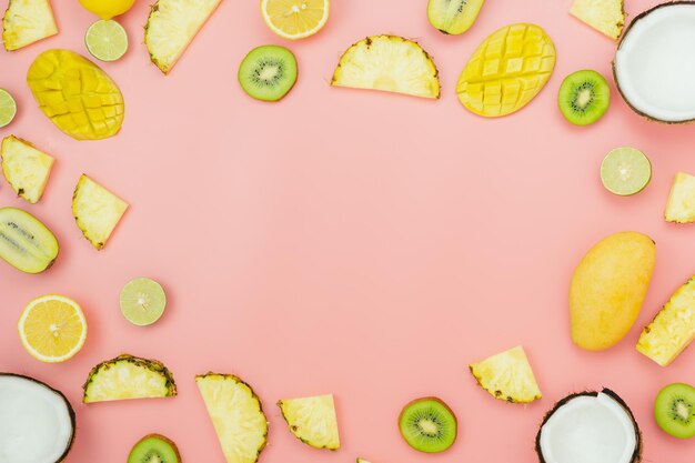 Foto vista de ángulo alto de frutas picadas en la mesa