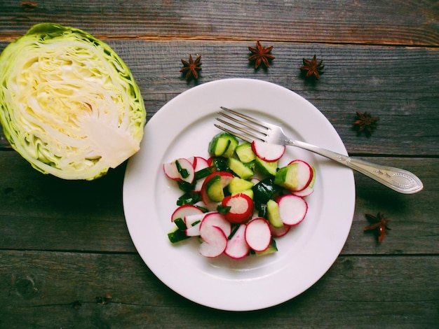 Foto vista de ángulo alto de frutas picadas en un plato sobre la mesa