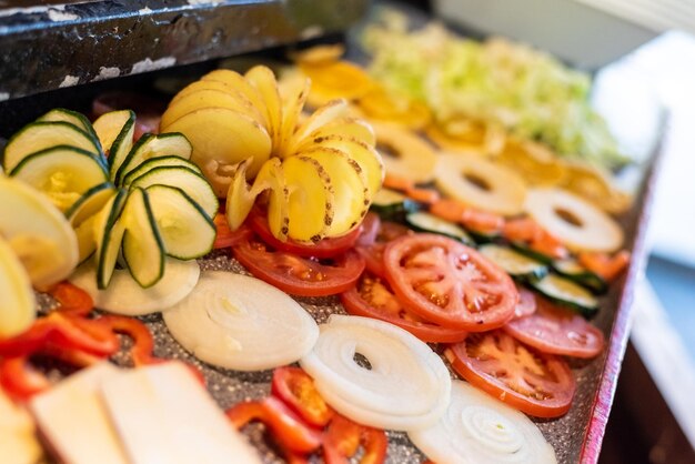 Foto vista de ángulo alto de frutas picadas en un plato sobre la mesa