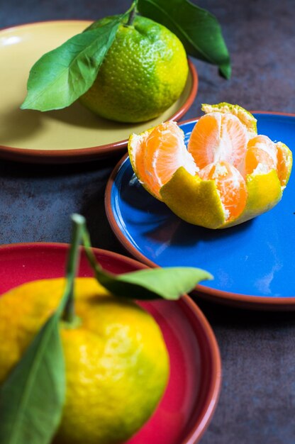 Foto vista de ángulo alto de las frutas en el plato sobre la mesa