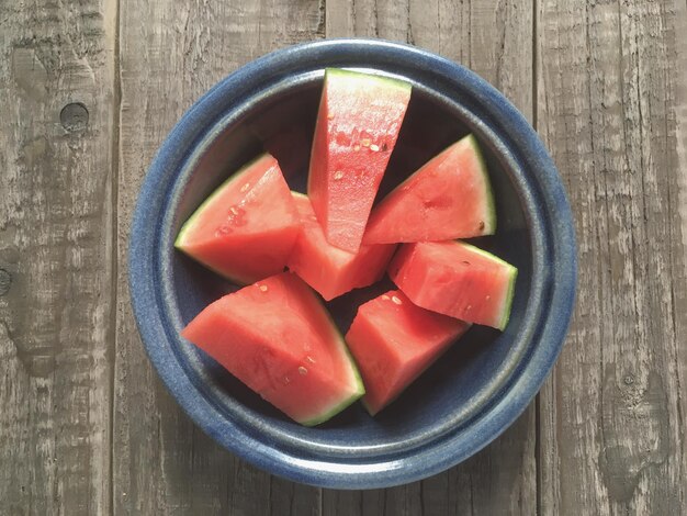 Foto vista de ángulo alto de las frutas en el plato sobre la mesa