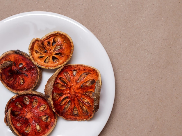 Foto vista de ángulo alto de las frutas en el plato sobre la mesa