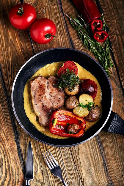 Vista de ángulo alto de las frutas en el plato sobre la mesa