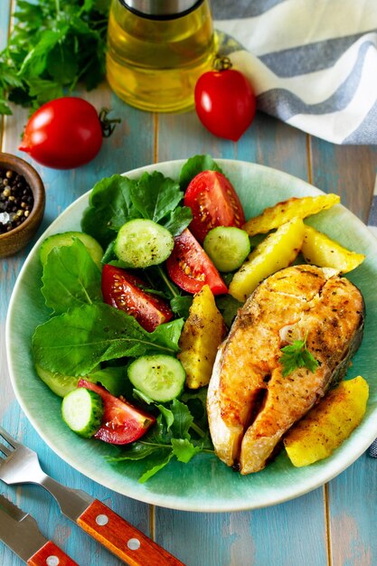 Foto vista de ángulo alto de las frutas en el plato sobre la mesa