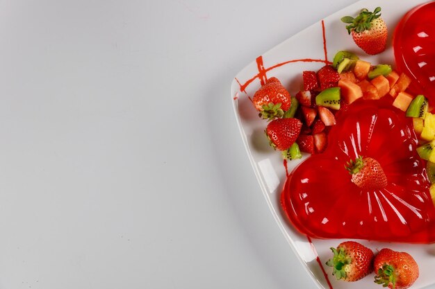 Foto vista de ángulo alto de las frutas en el plato sobre la mesa