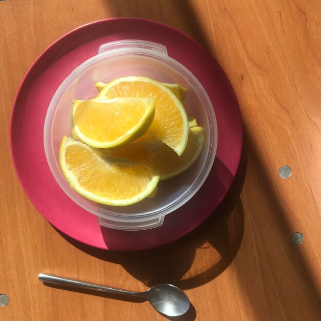 Foto vista de ángulo alto de las frutas en el plato sobre la mesa