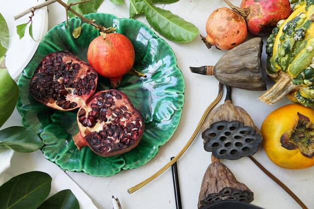 Foto vista de ángulo alto de las frutas en el plato sobre la mesa