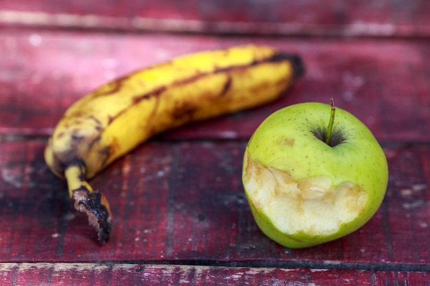 Foto vista de ángulo alto de frutas podridas en la mesa