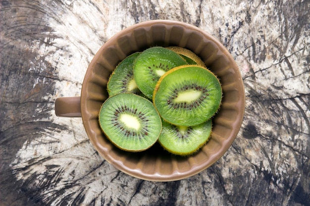 Vista de ángulo alto de frutas en recipiente en la mesa