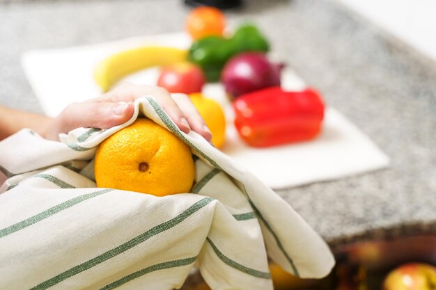 Vista de ángulo alto de las frutas servidas en la mesa