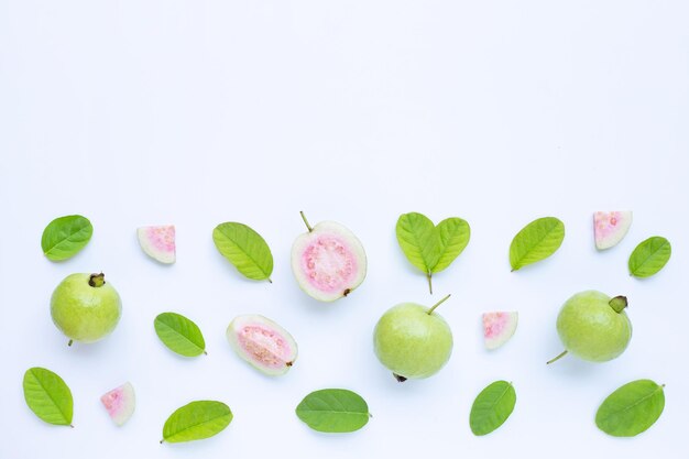 Foto vista en ángulo alto de las frutas sobre un fondo blanco