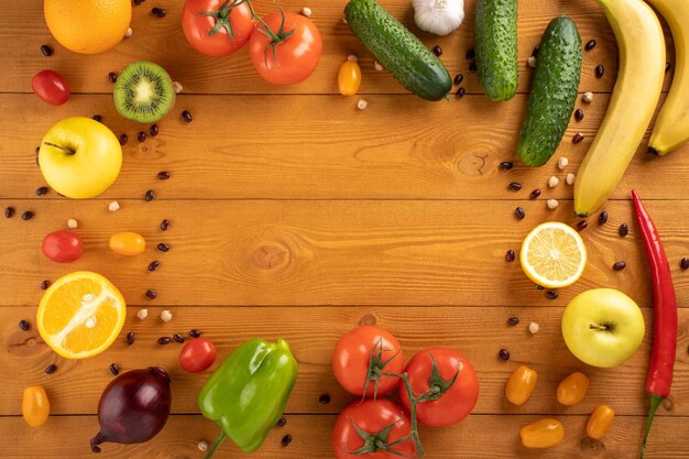 Foto vista de ángulo alto de las frutas en la tabla de corte