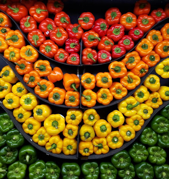 Foto vista de ángulo alto de frutas para la venta en el mercado