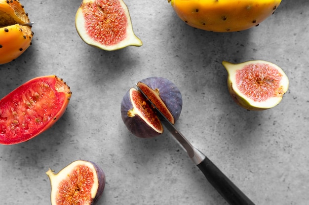 Vista de ángulo alto de los frutos del higo y la pera espinosa en la mesa