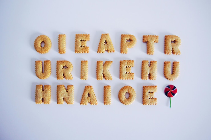Foto vista de ángulo alto de las galletas contra un fondo blanco