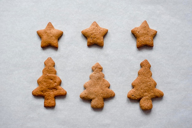 Foto vista de ángulo alto de las galletas contra un fondo blanco