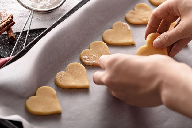 Foto vista de ángulo alto de las galletas en la mano en la mesa