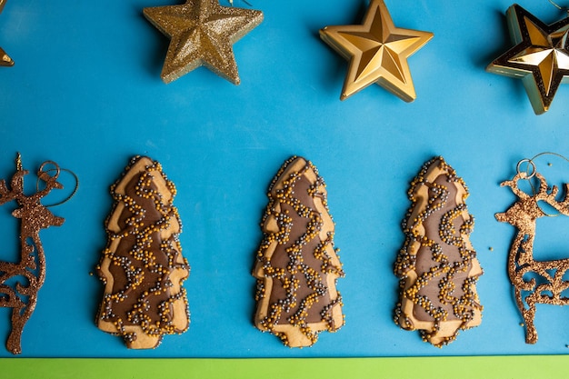 Foto vista de ángulo alto de las galletas en la mesa